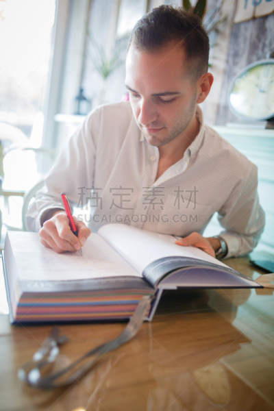 留言簿,咖啡店,垂直画幅,留白,美人,白人,男性,仅男人,仅成年人,青年人