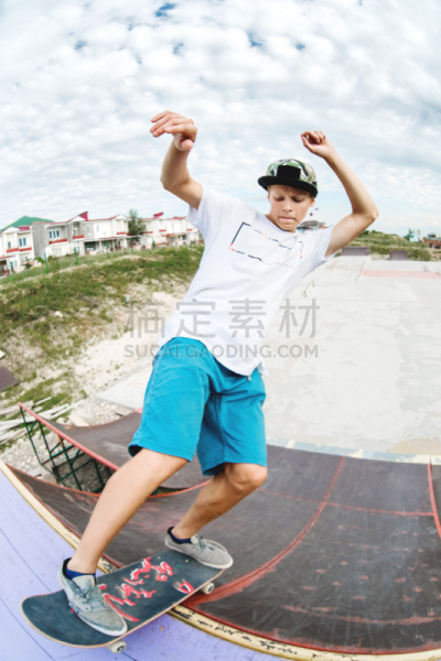 青少年,滑板,斜面板,滑板公园,在上面,正下方视角,悬挂式滑翔运动,垂直画幅,天空,车轮