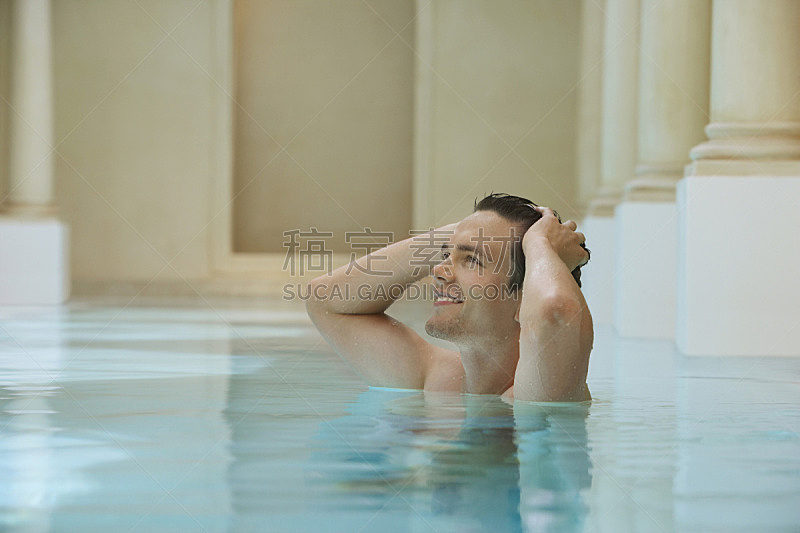 游泳池,男人,水,30到39岁,休闲活动,水平画幅,湿,户外,白人,仅男人