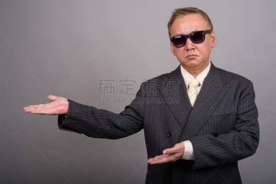 男商人,影棚拍摄,太阳镜,灰色背景,中老年人,看,衣服,酷,日本黑帮,侧部