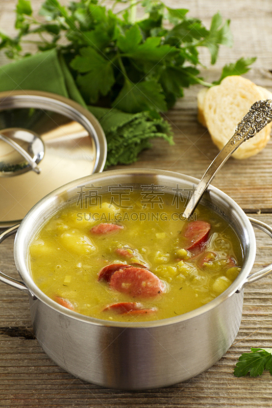浓豌豆汤,餐具,垂直画幅,香肠,豌豆,芳香的,绿色,素食,开胃品,奶油