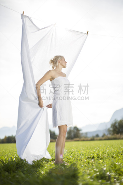毯子,白色,女孩,垂直画幅,风,旋转晾衣绳,纺织品,夏天,户外,干洗