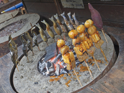 鱼类,串肉签,日本,日式篝炉,香鱼,四国,碳烤,鳟鱼,街头食品,格子烤肉