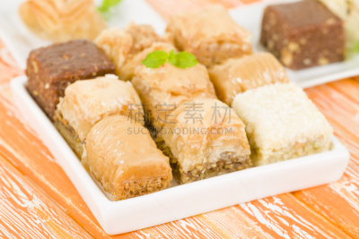 果仁蜜饼,方碟,薄皮饼,伊拉克,橙色背景,叙利亚,中东食物,黎巴嫩,雪花巧克力,研磨食品
