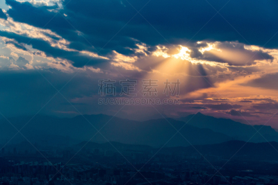 丁达尔效应,天空,水平画幅,高视角,无人,市区路,户外,居住区,都市风景,彩色图片
