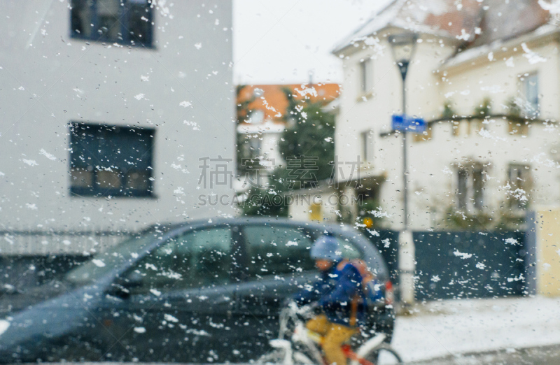 大风雪,街道,儿童,白昼,道口标志,乘客视角,风档刮水器,从在汽车上的角度拍摄,滑的,挡风玻璃