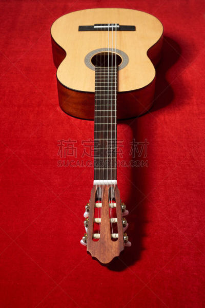 纺织品,特写,一个物体,声学吉他,红色天鹅绒,垂直画幅,褐色,艺术,无人,阴影