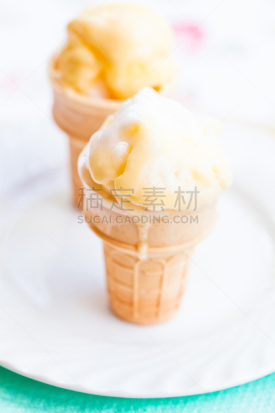 冰淇淋蛋卷,芒果,垂直画幅,冰淇淋,奶制品,无人,奶油,芒果 ,小吃,特写