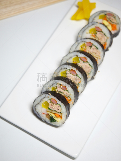 韩国食物,鲔鱼,金枪鱼沙拉三明治,盒装午餐,午餐盒,紫菜,寿司卷,韩语,寿司,饮食产业