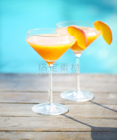 贝里尼,桃,鸡尾酒,香槟杯,两个座位的桌子,沙滩派对,垂直画幅,葡萄酒,水,度假胜地