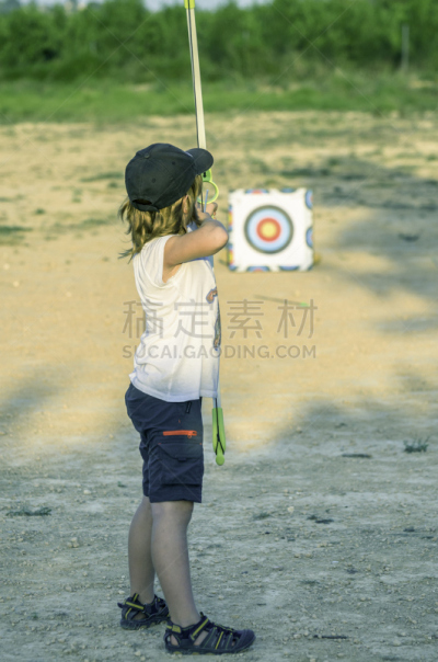 Tiro con arco. Niño realizando practicas de tiro mientras se divierte y juega.