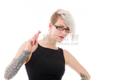 盘着手指,分离着色,运气,时装模特,留白,半身像,水平画幅,符号,套装,白人