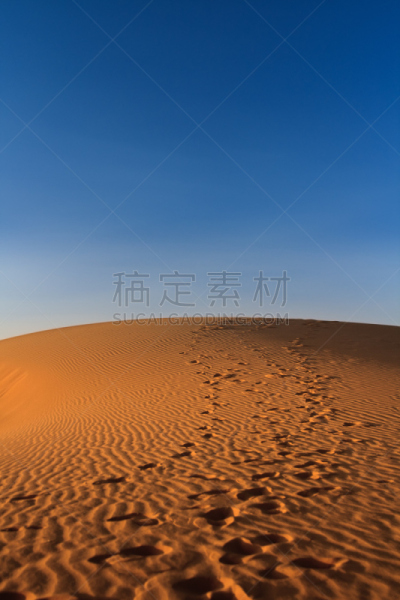 沙漠,在上面,erg chebbi dunes,垂直画幅,天空,山,沙子,无人,夏天,偏远的