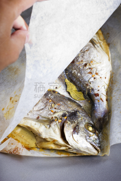鱼类,纸,煎汶鱼,白鲑,海豚鱼,海鲷,包装蜡纸,垂直画幅,饮食,高视角
