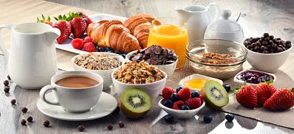 早餐,牛角面包,果汁,咖啡,水果,上菜,自助餐,法式食品,奶壶,橙汁