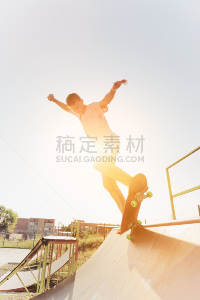 青少年,滑板,斜面板,滑板公园,在上面,正下方视角,悬挂式滑翔运动,垂直画幅,天空,车轮