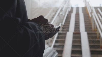 手机,男商人,楼梯,暴雨,女人,登机楼梯,水平画幅,电子邮件,职权,户外