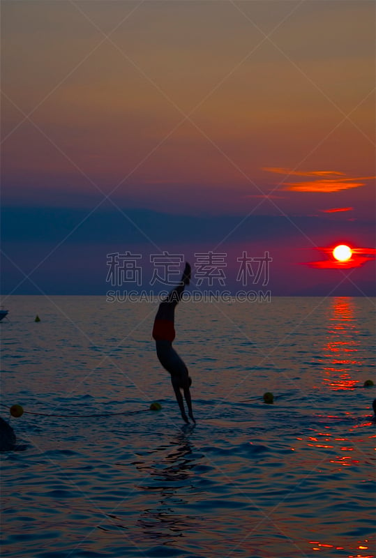 海洋,青年男人,墨西拿海峡,墨西拿省,垂直画幅,天空,日落,浸渍,取得,剪影