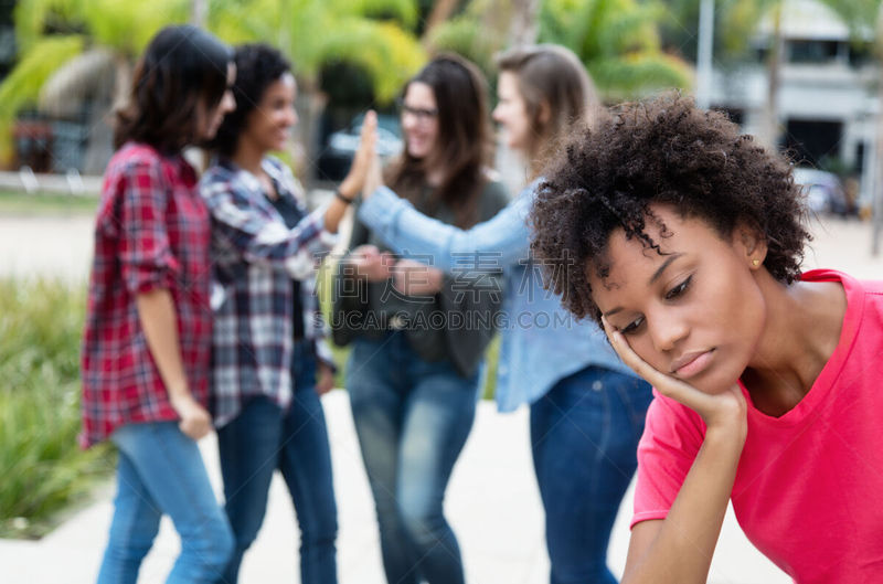 人群,非洲人,女人,寂寞,女孩,青少年,少量人群,拉美人和西班牙裔人,水平画幅,女朋友