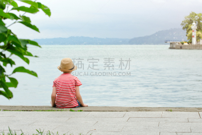 t恤,条纹,男孩,帽子,海滩,背面视角,水,天空,水平画幅,美人