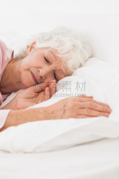 床,女人,垂直画幅,就寝时间,家庭生活,65到69岁,白人,居住区,白发,卧室