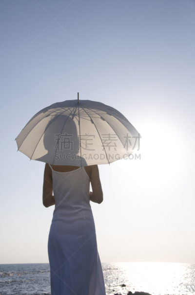女人,阳伞,海岸线,背面视角,紫外线辐射,自然,垂直画幅,水,仅一个女人,地形