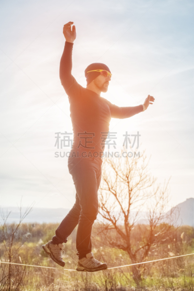男人,平衡,络腮胡子,户外,两只动物,太阳镜,在之间,衣服,日落,树