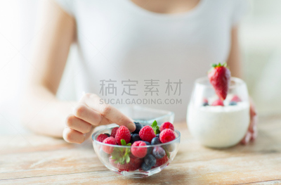 酸奶,特写,女人,浆果,手,水平画幅,素食,膳食,维生素,甜点心