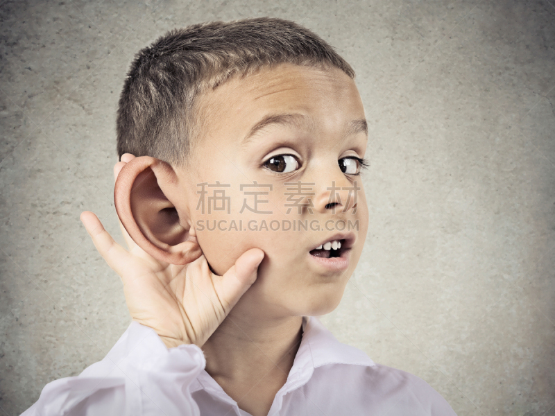 男孩,爱探听私事的,人,安全护栏,留白,拉美人和西班牙裔人,水平画幅,噪声,青春期前儿童