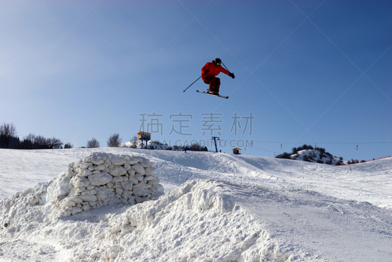 极限滑雪,巨大的,半空中,天空,雪,旅行者,男性,安全帽,运动头盔,白色