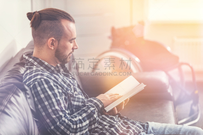 书,好奇心,棕色头发,电视红人,流动的行人,伤员,虚弱,半身像,休闲活动,男性