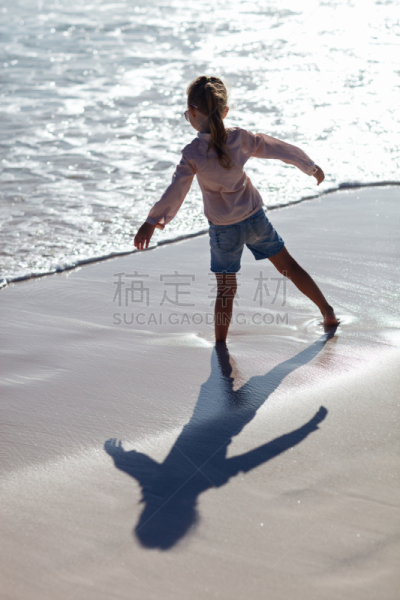 海滩,可爱的,女孩,沙钱,垂直画幅,水,美,沙子,美人,夏天