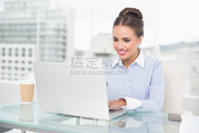 女商人,棕色头发,使用手提电脑,热饮,一次性杯子,仅成年人,明亮,现代,青年人,专业人员