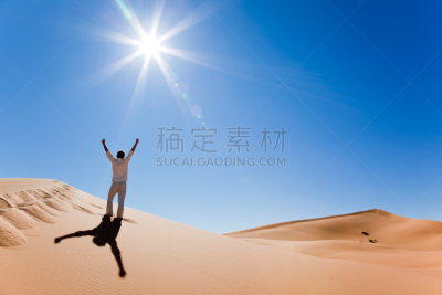水平画幅,沙子,夏天,户外,北非,干的,白人,仅成年人,白色,背面视角