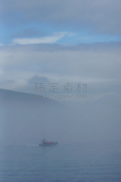 船,水,在雾中,垂直画幅,天空,休闲活动,超现实主义的,早晨,户外,舷外马达