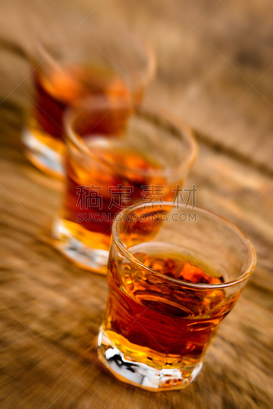 小酒杯,高雅,运动模糊,饮料,苏格兰威士忌,含酒精饮料,古老的,垂直画幅,玻璃杯,生活方式