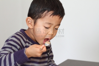 男孩,谷类食品,学龄前,水平画幅,膳食,日本人,餐桌,玉米片,书桌,成年的