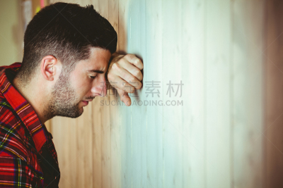 斜靠,男人,围墙,压力,水平画幅,墙,智慧,美人,白人,青年人