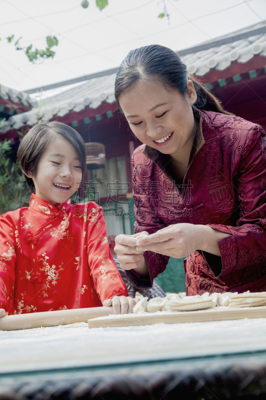 饺子,传统服装,母女,直发,垂直画幅,半身像,30岁到34岁,彩色图片,中年人,儿童