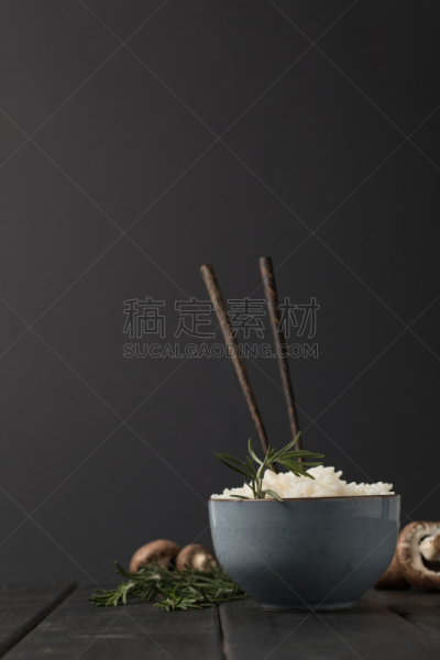 碗,米,蘑菇,筷子,精神振作,桌子,黑色背景,垂直画幅,留白,煮食