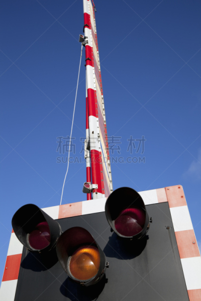 应急灯,铁道路口,边界,红灯,道口标志,垂直画幅,天空,留白,无人,铁轨轨道