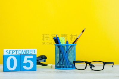 五个物体,九月,日历,重返校园,办公用品,概念,图像,黄色背景,第一名,生日
