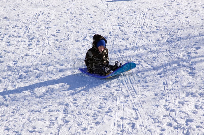 山,雪橇滑学,男孩,休闲活动,水平画幅,进行中,雪,户外,男性,厚衣服