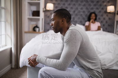 床,女人,青年男人,住宅内部,远距离,紧握双手,面无表情,关系紧张,黑发,前景聚焦