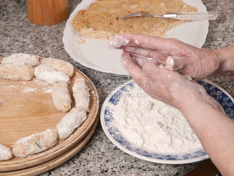 炸丸子,自制的,准备食物,炸果饼,餐具,水平画幅,开胃品,蛋糕,膳食,晚餐