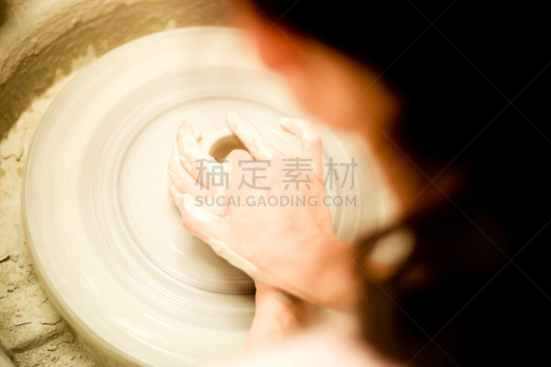 陶瓷工艺品,陶工旋盘,表现主义,艺术模特,面无表情,纯净,仅成年人,现代,设计