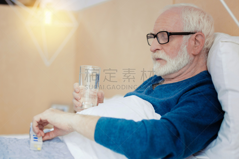 男性,一个人,不高兴的,汽车头枕,婴儿潮,衰老过程,古老的,家庭生活,早晨,医疗保险