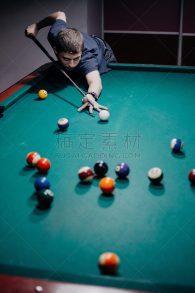 进行中,青年男人,球袋,垂直画幅,球,青少年,桌球台,台球,男性,仅成年人