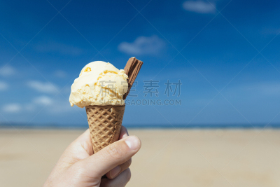万德诺富海滩,冰淇淋,康沃尔,纽基,冰淇淋蛋卷,香草冰淇淋,水平画幅,色彩鲜艳,蓝色,拿着