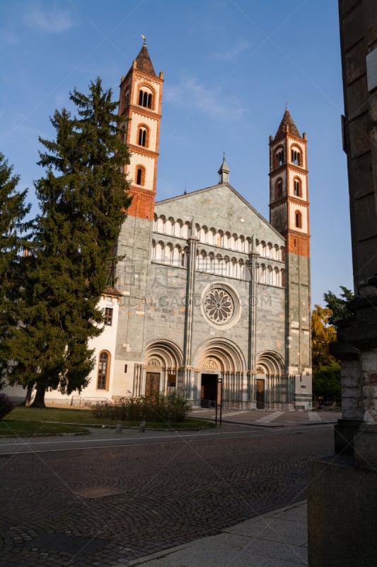 La Basilica di Sant'Andrea di Vercelli è una chiesa monacale cistercense e rappresenta uno dei pochi esempi di architettura gotica in Italia